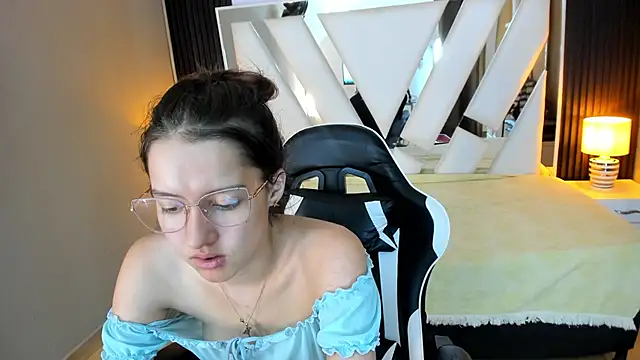 Snapshot of Linda4Petite chatting on January 7, 2026, 6:54 pm Linda4Petite online show from January 7, 2026, 6:54 pm