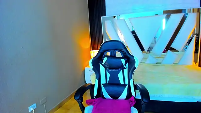 Snapshot of Linda4Petite chatting on January 14, 2026, 6:35 pm Linda4Petite online show from January 14, 2026, 6:35 pm