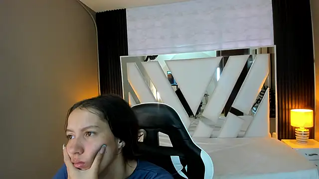 Snapshot of Linda4Petite chatting on January 18, 2026, 2:21 pm Linda4Petite online show from January 18, 2026, 2:21 pm