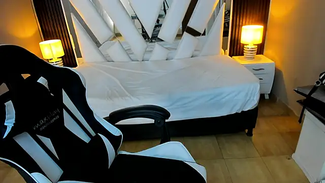 Snapshot of Linda4Petite chatting on February 1, 2026, 1:53 pm Linda4Petite online show from February 1, 2026, 1:53 pm