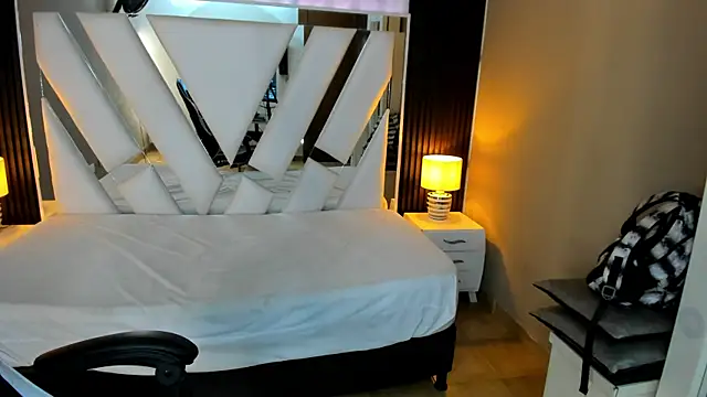 Snapshot of Linda4Petite chatting on February 8, 2026, 1:14 pm Linda4Petite online show from February 8, 2026, 1:14 pm