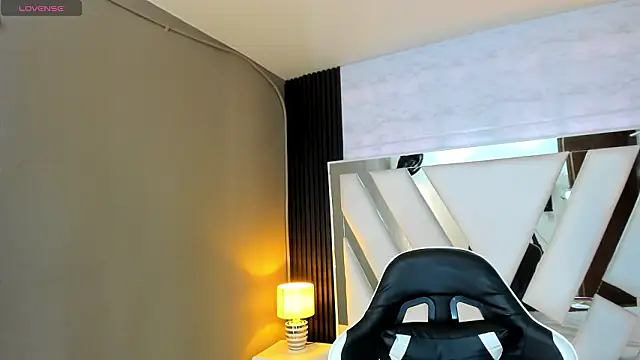 Snapshot of Linda4Petite chatting on February 13, 2026, 6:15 pm Linda4Petite online show from February 13, 2026, 6:15 pm