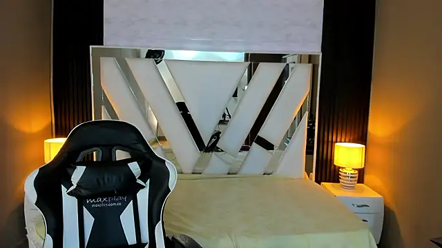 Snapshot of Linda4Petite chatting on February 14, 2026, 7:10 pm Linda4Petite online show from February 14, 2026, 7:10 pm