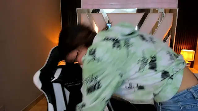 Snapshot of Linda4Petite chatting on February 22, 2026, 1:42 pm Linda4Petite online show from February 22, 2026, 1:42 pm