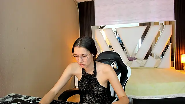 Snapshot of Linda4Petite chatting on March 9, 2026, 6:34 pm Linda4Petite online show from March 9, 2026, 6:34 pm