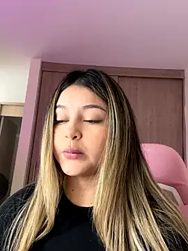 lunablossom  online show from October 18, 2025, 3:13 pm