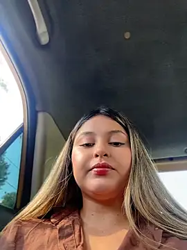 Snapshot of lunablossom_ chatting on May 13, 2026, 8:27 pm lunablossom online show from May 13, 2026, 8:27 pm
