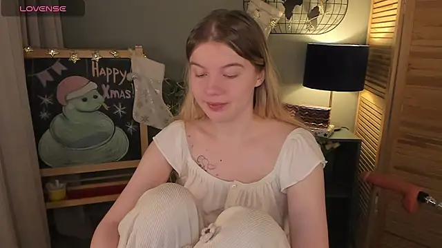 Snapshot of ohmyJuliet chatting on December 13, 2024, 2:21 am ohmyJuliet online show from December 13, 2024, 2:21 am