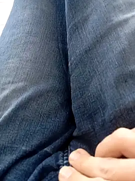 Snapshot of mickzizi chatting on December 17, 2025, 10:32 am mickzizi online show from December 17, 2025, 10:32 am