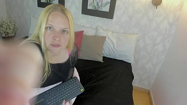 Snapshot of EmilySumer chatting on October 31, 2025, 12:00 am EmilySumer online show from October 31, 2025, 12:00 am