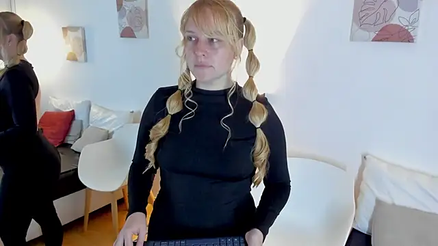 Snapshot of EmilySumer chatting on February 18, 2026, 11:55 pm EmilySumer online show from February 18, 2026, 11:55 pm