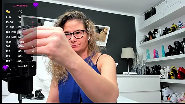 Snapshot of izzy-mendosa chatting on January 5, 2025, 2:30 pm izzy-mendosa online show from January 5, 2025, 2:30 pm