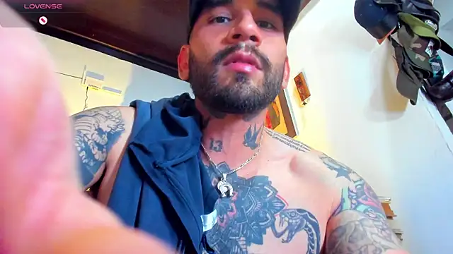 Snapshot of CamiloGray_ chatting on February 10, 2025, 6:56 pm CamiloGray online show from February 10, 2025, 6:56 pm