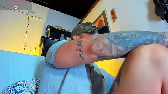 Snapshot of CamiloGray_ chatting on February 19, 2025, 1:28 pm CamiloGray online show from February 19, 2025, 1:28 pm