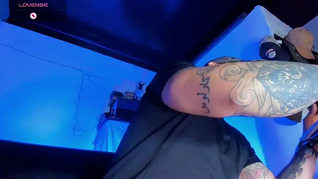 Snapshot of CamiloGray_ chatting on March 10, 2025, 1:32 pm CamiloGray online show from March 10, 2025, 1:32 pm