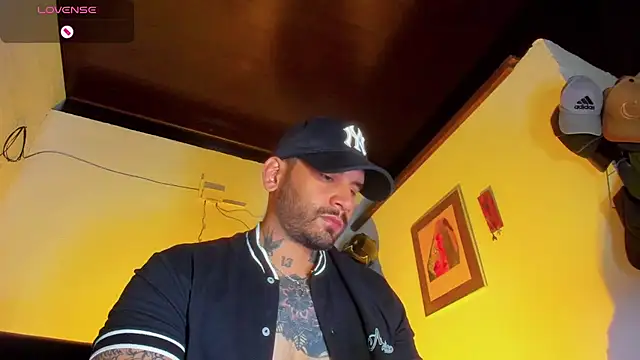 Snapshot of CamiloGray_ chatting on March 20, 2025, 1:37 pm CamiloGray online show from March 20, 2025, 1:37 pm