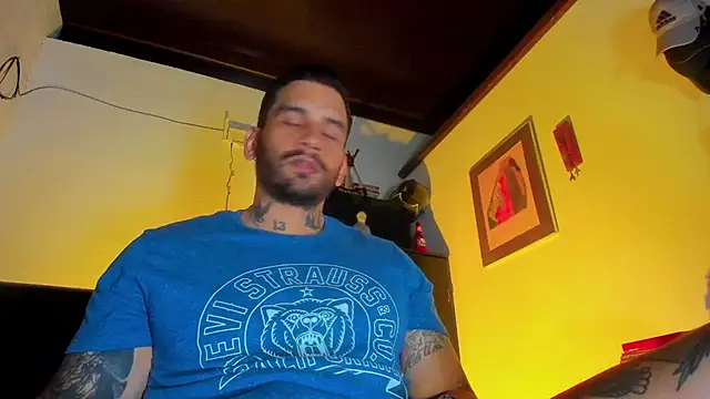 Snapshot of CamiloGray_ chatting on March 21, 2025, 1:01 pm CamiloGray online show from March 21, 2025, 1:01 pm