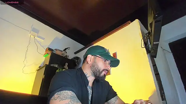 Snapshot of CamiloGray_ chatting on September 19, 2025, 2:18 pm CamiloGray online show from September 19, 2025, 2:18 pm