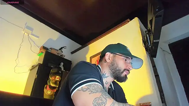 Snapshot of CamiloGray_ chatting on September 21, 2025, 11:23 am CamiloGray online show from September 21, 2025, 11:23 am