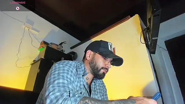 Snapshot of CamiloGray_ chatting on September 24, 2025, 2:53 pm CamiloGray online show from September 24, 2025, 2:53 pm