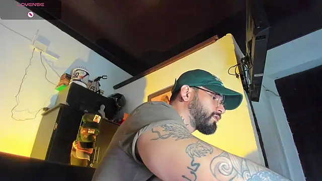 Snapshot of CamiloGray_ chatting on September 26, 2025, 2:10 pm CamiloGray online show from September 26, 2025, 2:10 pm