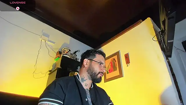 Snapshot of CamiloGray_ chatting on September 29, 2025, 2:55 pm CamiloGray online show from September 29, 2025, 2:55 pm