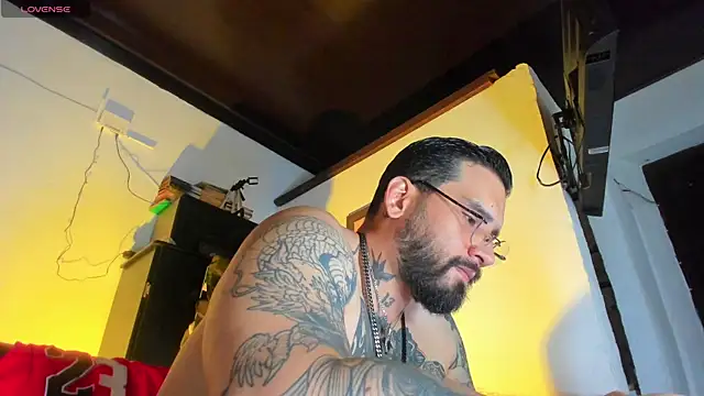 Snapshot of CamiloGray_ chatting on October 5, 2025, 2:04 pm CamiloGray online show from October 5, 2025, 2:04 pm