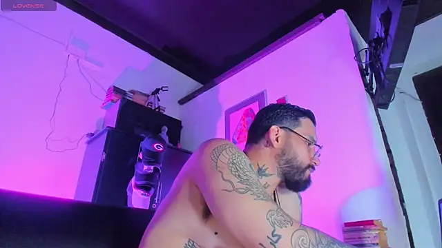 Snapshot of CamiloGray_ chatting on October 8, 2025, 1:53 pm CamiloGray online show from October 8, 2025, 1:53 pm