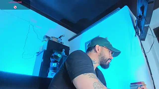 Snapshot of CamiloGray_ chatting on October 9, 2025, 1:42 pm CamiloGray online show from October 9, 2025, 1:42 pm