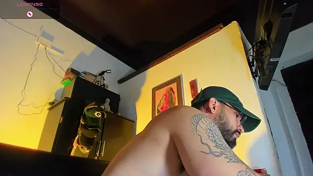 Snapshot of CamiloGray_ chatting on October 11, 2025, 1:42 pm CamiloGray online show from October 11, 2025, 1:42 pm