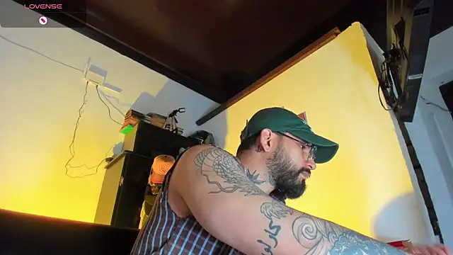 Snapshot of CamiloGray_ chatting on October 13, 2025, 4:07 pm CamiloGray online show from October 13, 2025, 4:07 pm