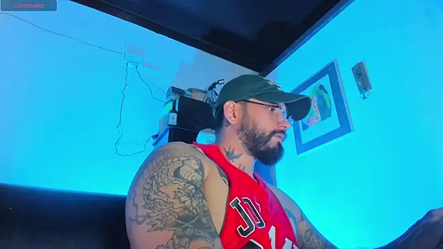 Snapshot of CamiloGray_ chatting on October 15, 2025, 1:55 pm CamiloGray online show from October 15, 2025, 1:55 pm