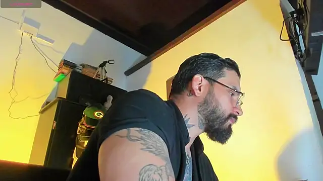 Snapshot of CamiloGray_ chatting on October 20, 2025, 1:44 pm CamiloGray online show from October 20, 2025, 1:44 pm