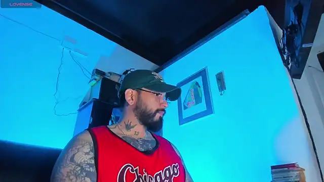 Snapshot of CamiloGray_ chatting on October 21, 2025, 1:56 pm CamiloGray online show from October 21, 2025, 1:56 pm