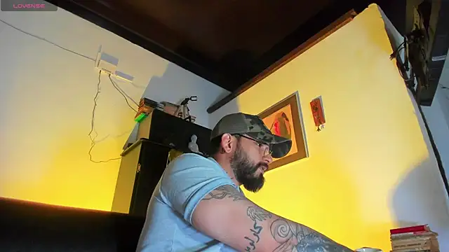 Snapshot of CamiloGray_ chatting on October 22, 2025, 1:44 pm CamiloGray online show from October 22, 2025, 1:44 pm