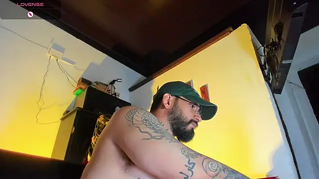 Snapshot of CamiloGray_ chatting on October 23, 2025, 1:54 pm CamiloGray online show from October 23, 2025, 1:54 pm