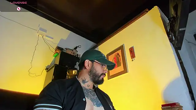 Snapshot of CamiloGray_ chatting on October 27, 2025, 1:59 pm CamiloGray online show from October 27, 2025, 1:59 pm