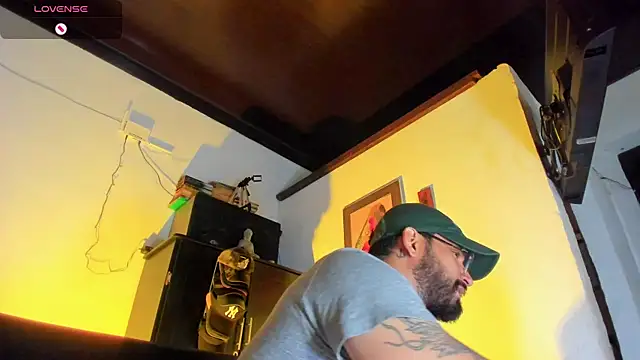 Snapshot of CamiloGray_ chatting on October 28, 2025, 2:09 pm CamiloGray online show from October 28, 2025, 2:09 pm