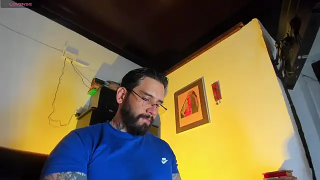 Snapshot of CamiloGray_ chatting on October 30, 2025, 2:07 pm CamiloGray online show from October 30, 2025, 2:07 pm