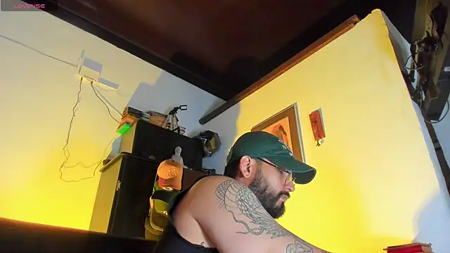 Snapshot of CamiloGray_ chatting on November 4, 2025, 1:54 pm CamiloGray online show from November 4, 2025, 1:54 pm