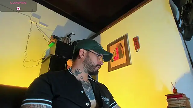 Snapshot of CamiloGray_ chatting on November 5, 2025, 1:44 pm CamiloGray online show from November 5, 2025, 1:44 pm