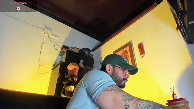 Snapshot of CamiloGray_ chatting on November 14, 2025, 1:54 pm CamiloGray online show from November 14, 2025, 1:54 pm