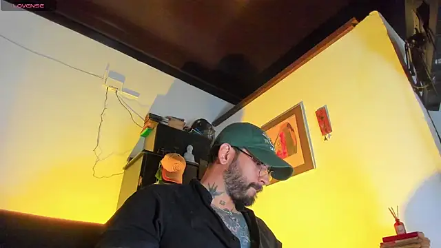 Snapshot of CamiloGray_ chatting on November 17, 2025, 2:34 pm CamiloGray online show from November 17, 2025, 2:34 pm