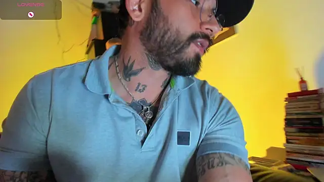 Snapshot of CamiloGray_ chatting on November 18, 2025, 2:43 pm CamiloGray online show from November 18, 2025, 2:43 pm