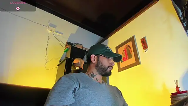 Snapshot of CamiloGray_ chatting on November 23, 2025, 1:11 pm CamiloGray online show from November 23, 2025, 1:11 pm