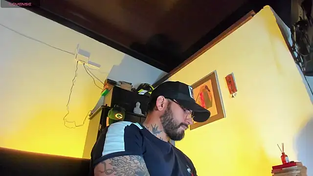 Snapshot of CamiloGray_ chatting on December 2, 2025, 1:50 pm CamiloGray online show from December 2, 2025, 1:50 pm