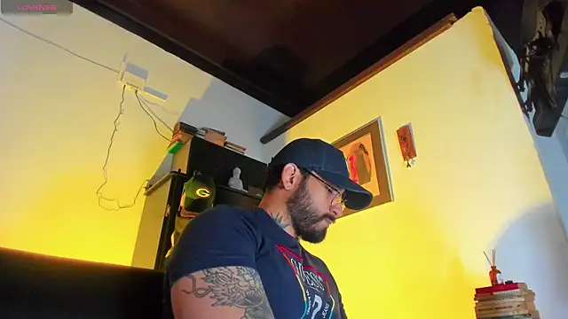 Snapshot of CamiloGray_ chatting on December 4, 2025, 1:42 pm CamiloGray online show from December 4, 2025, 1:42 pm