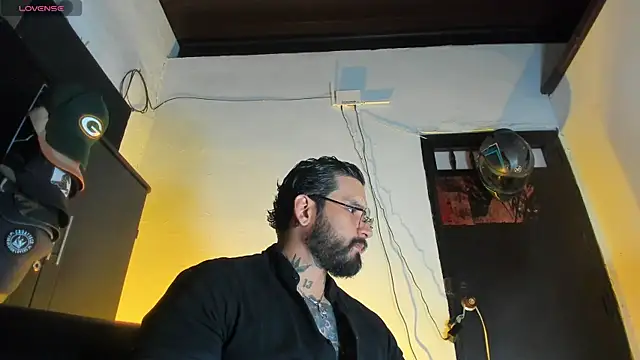 Snapshot of CamiloGray_ chatting on December 22, 2025, 2:58 pm CamiloGray online show from December 22, 2025, 2:58 pm