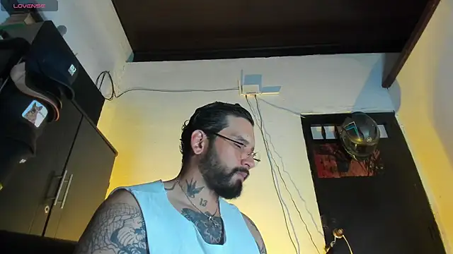 Snapshot of CamiloGray_ chatting on January 7, 2026, 2:19 pm CamiloGray online show from January 7, 2026, 2:19 pm