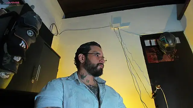 Snapshot of CamiloGray_ chatting on January 8, 2026, 1:46 pm CamiloGray online show from January 8, 2026, 1:46 pm